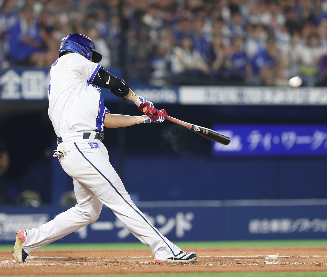 DeNA対中日　3回裏DeNA2死、右中間ソロ本塁打を放つ筒香（撮影・河田真司）