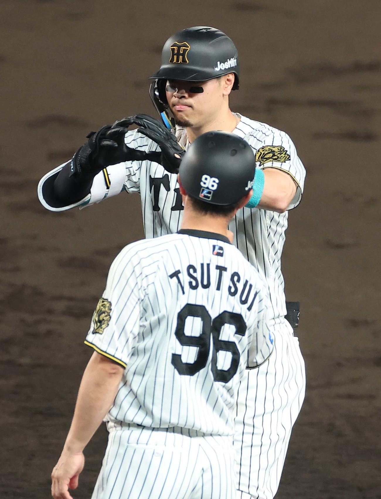 阪神対巨人　3回裏阪神1死一、三塁、佐藤輝は勝ち越し適時打を放つ（撮影・上田博志）