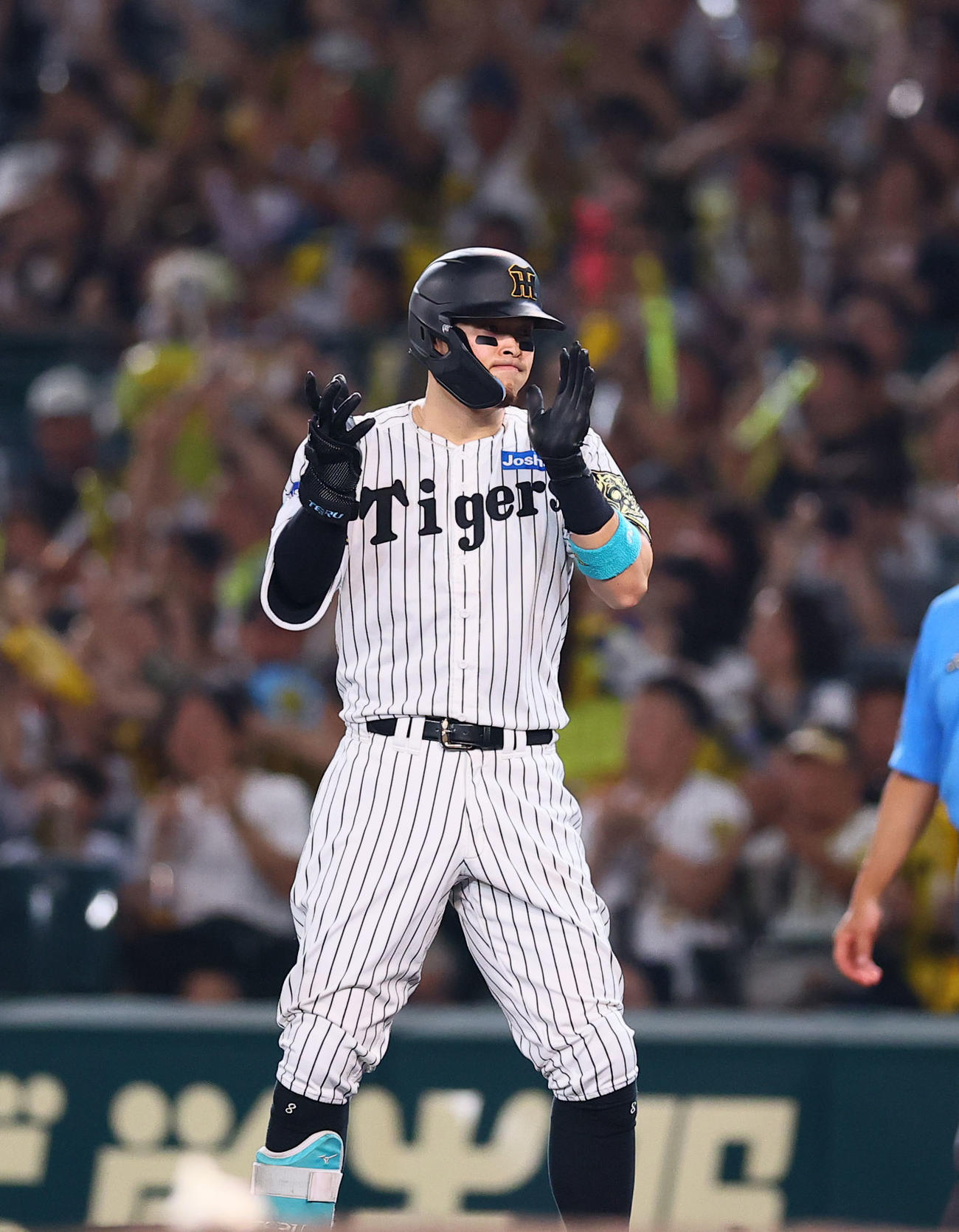 阪神対巨人　3回裏阪神1死一、三塁、佐藤輝は右前に勝ち越し適時打を放ち手をたたく（撮影・藤尾明華）