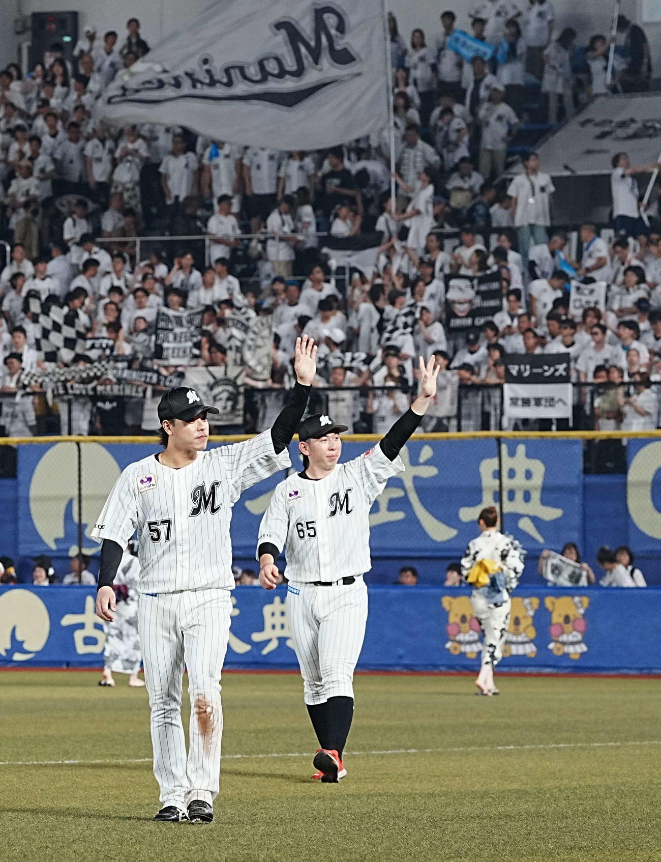 ロッテ対ソフトバンク　ヒーローインタビューを終えスタンドに手を振るロッテ小川（左）と寺地（撮影・小沢裕）