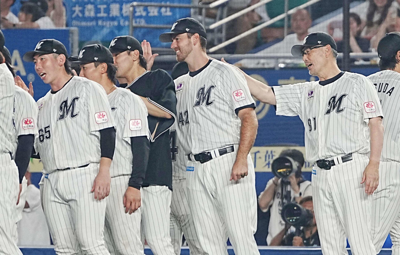 ロッテ対ソフトバンク　同点打を放ったロッテ寺地（左）はナインとハイタッチ。右は吉井監督（撮影・小沢裕）