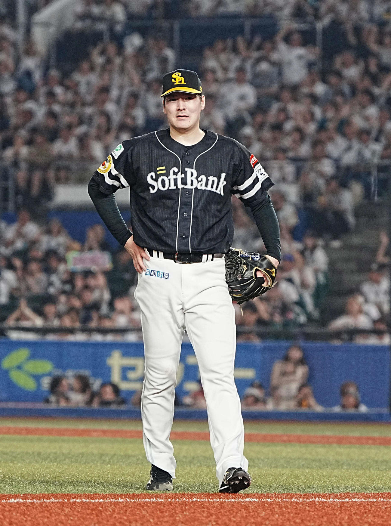 ロッテ対ソフトバンク　6回裏ロッテ2死一、三塁、小川に左前の勝ち越し適時打を許すソフトバンク先発の有原（撮影・小沢裕）