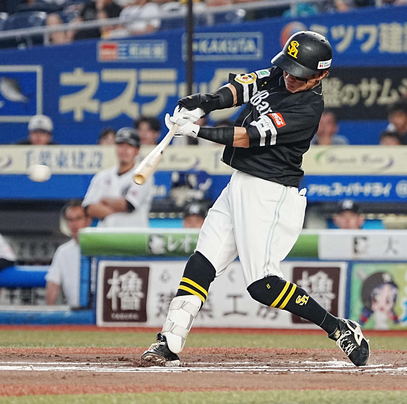 ロッテ対ソフトバンク　1回表ソフトバンク1死二塁、牧原大は先制の中前適時打を放つ（撮影・小沢裕）