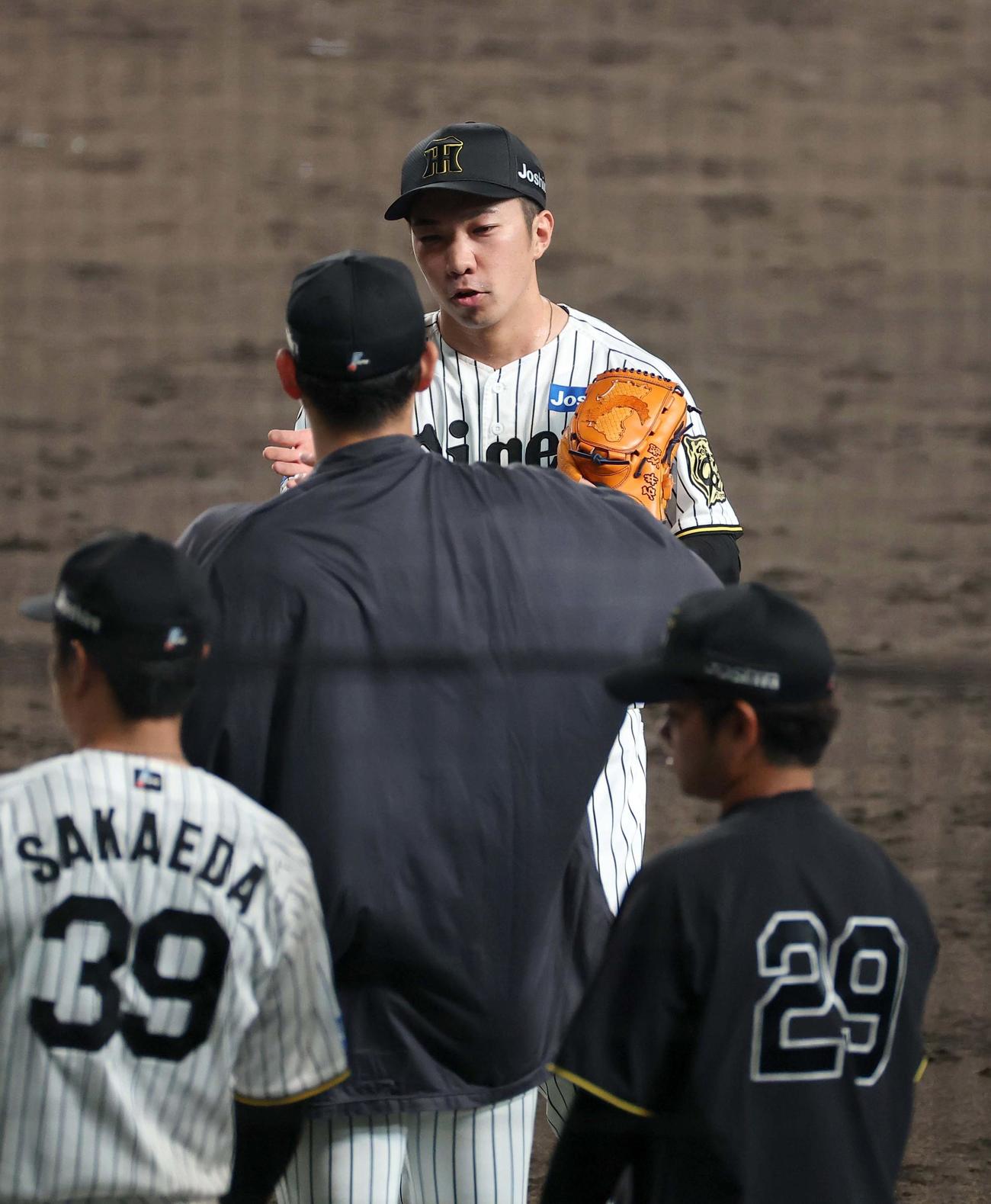 阪神対巨人　8回を無失点に抑えた阪神4番手の石井（撮影・上田博志）