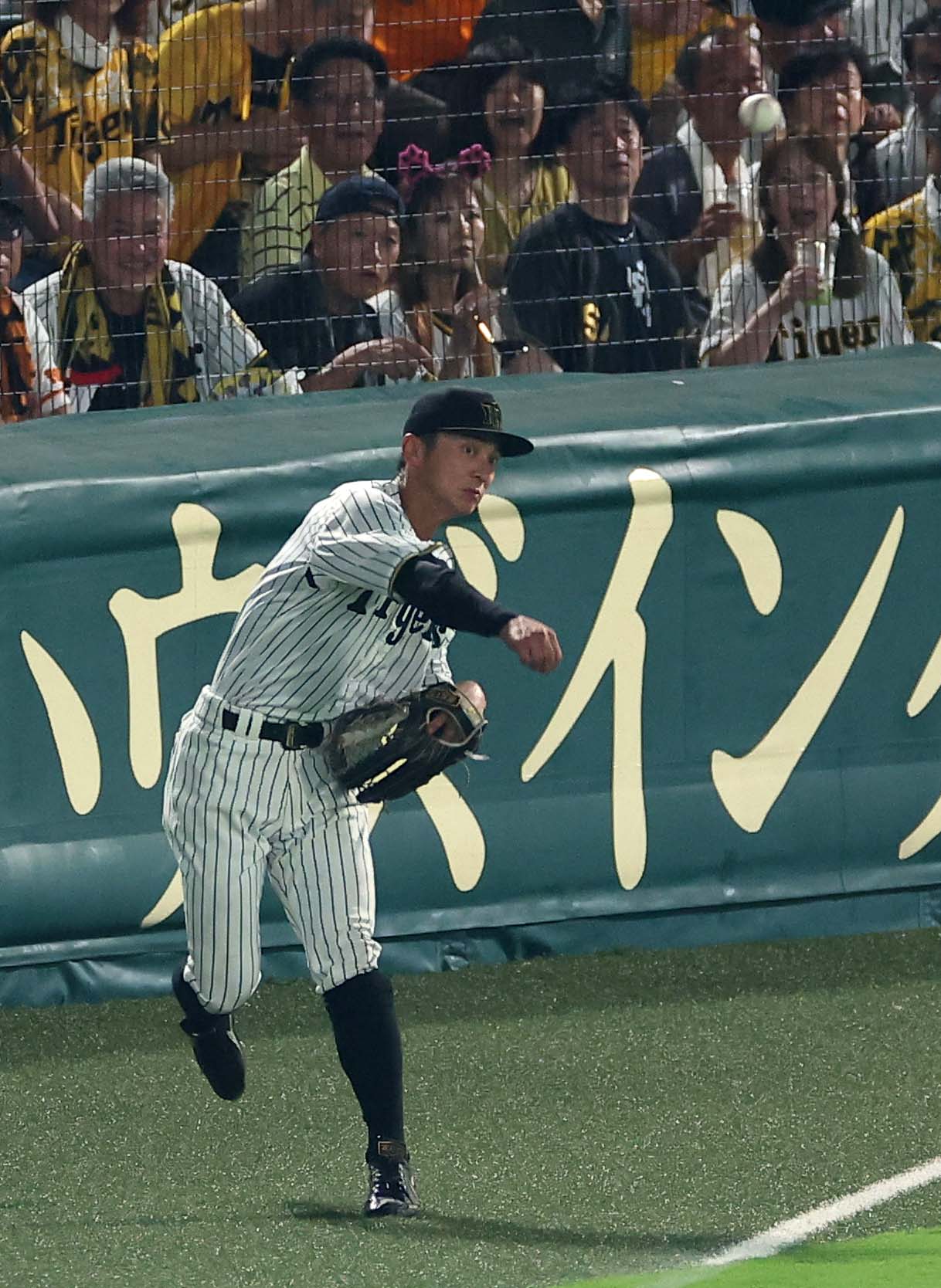 阪神対巨人　9回表巨人1死、佐藤輝のエラーをカバーした左翼手熊谷は二塁を狙った若林を刺す（撮影・上田博志）