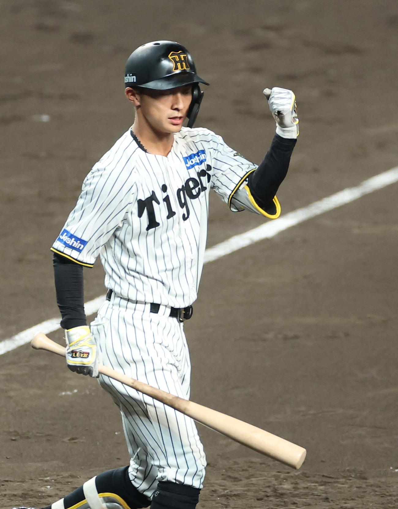 阪神対巨人　5回裏阪神2死満塁、勝ち越しとなる押し出し四球を選んだ熊谷はガッツポーズをする（撮影・上田博志）