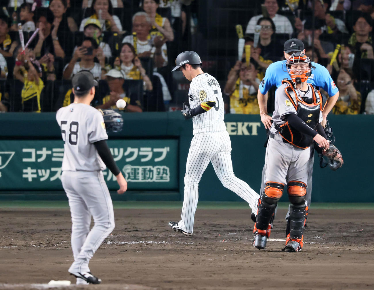 阪神対巨人　5回裏阪神2死満塁、熊谷の押し出し四球で生還する三塁走者近本。投手船迫（撮影・加藤哉）