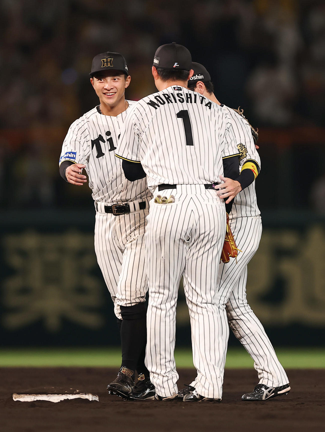阪神対巨人　巨人に勝利し喜び合う、左から阪神熊谷、森下、近本（撮影・前田充）