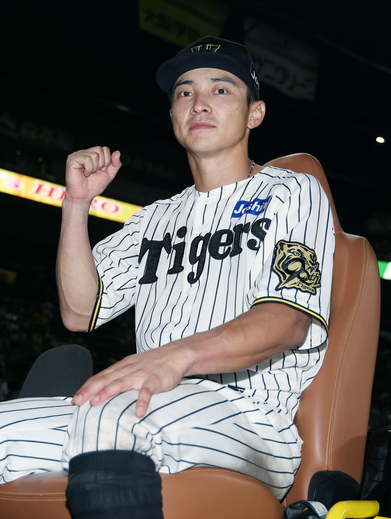 阪神対巨人　ヒーローインタビューを終え、ガッツポーズする阪神熊谷（撮影・前田充）