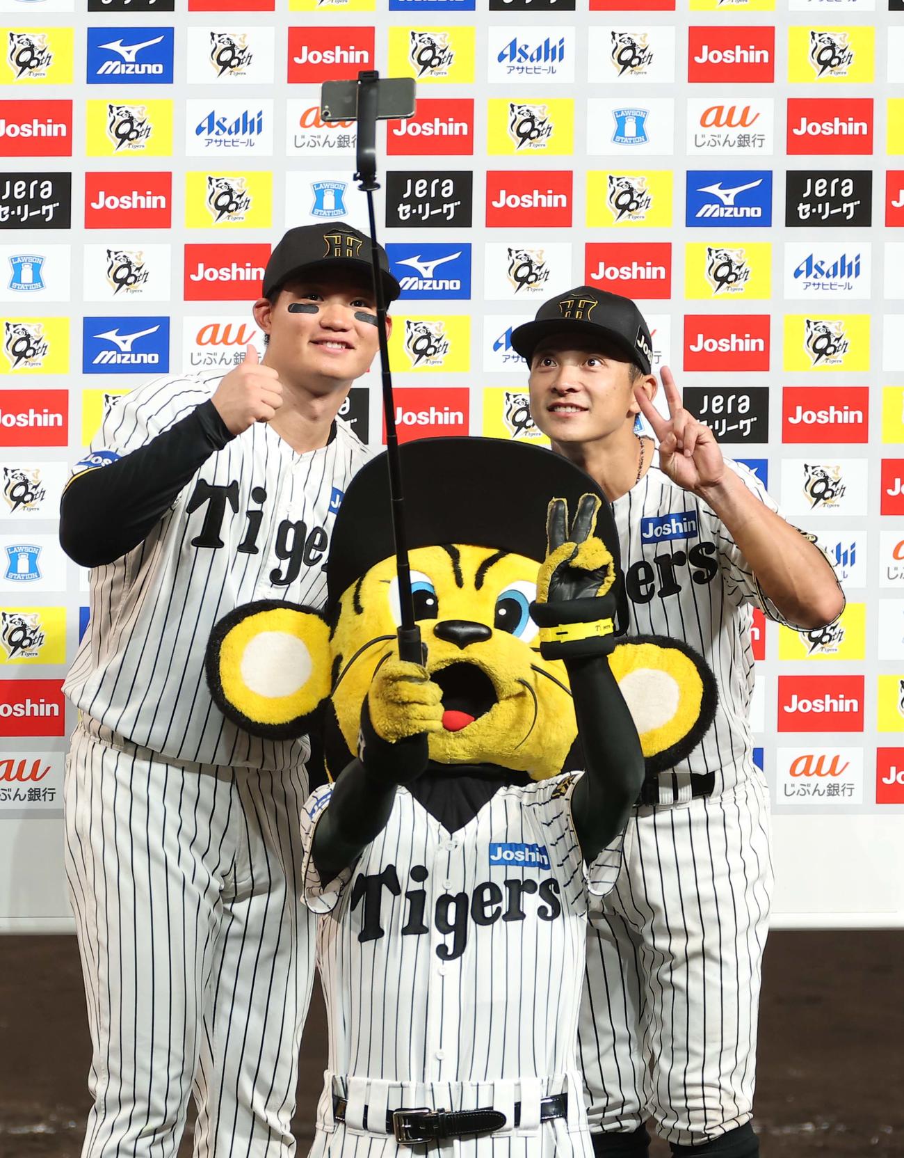 阪神対巨人　トラッキーと記念撮影をする森下（左）と熊谷（撮影・上田博志）