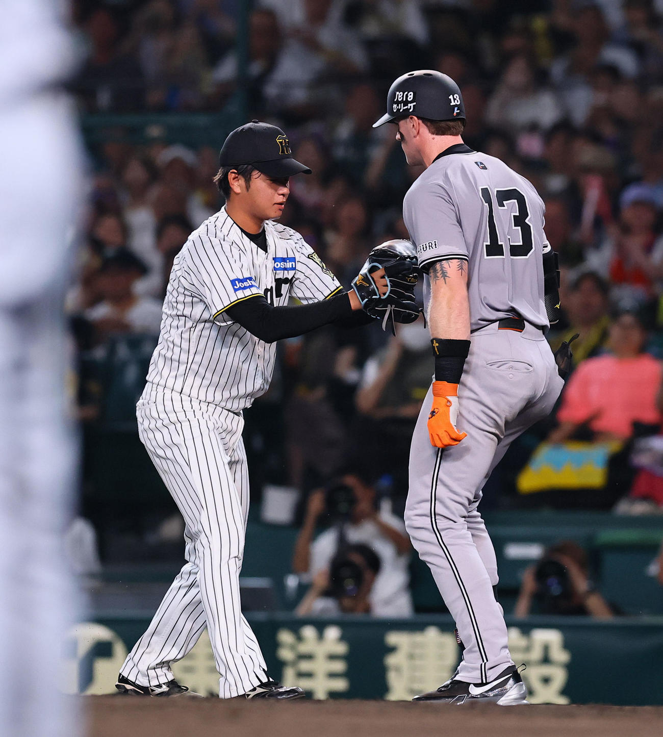 阪神対巨人　3回表巨人2死一、二塁、キャベッジを投ゴロに打ち取りタッチする高橋（撮影・藤尾明華）