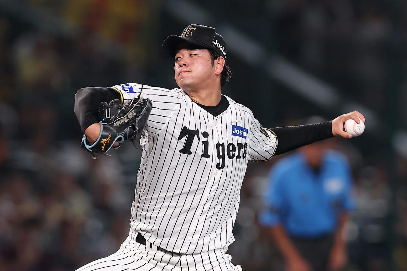 阪神対巨人　5回表、力投する阪神高橋（撮影・前田充）