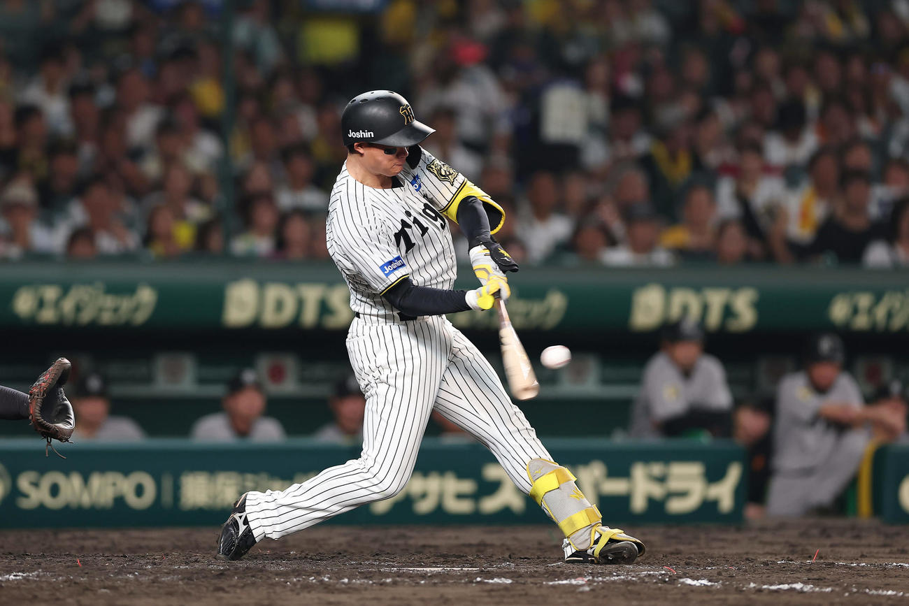 阪神対巨人　8回裏阪神1死、左翼線へ二塁打を放つ森下（撮影・前田充）