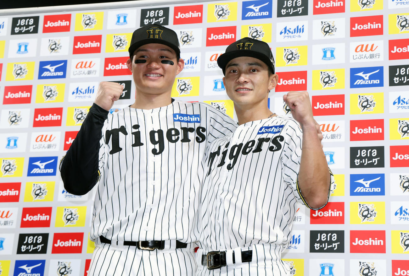 阪神対巨人　お立ち台でガッツポーズする阪神森下（左）と熊谷（撮影・前田充）