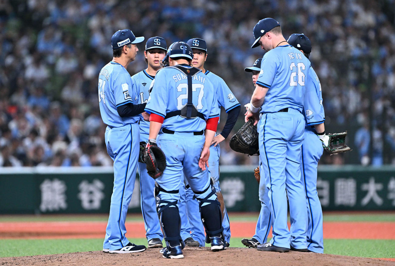 西武対オリックス　8回表、投手の交代を告げにマウンドに向かう西武西口監督（左）（撮影・滝沢徹郎）