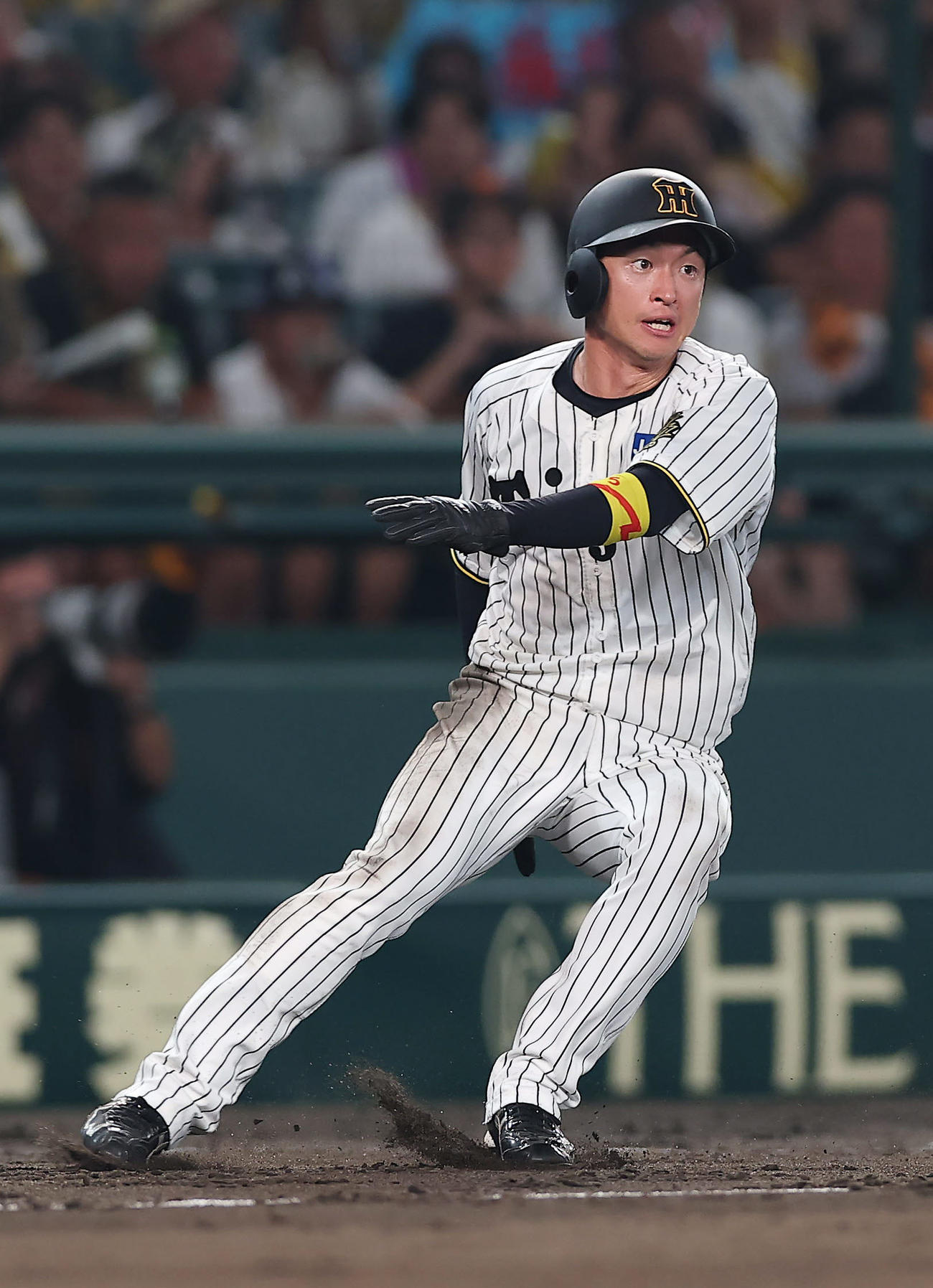 阪神対巨人　5回裏阪神2死一塁、佐藤輝の二塁打で三塁で止まる一走近本（撮影・前田充）