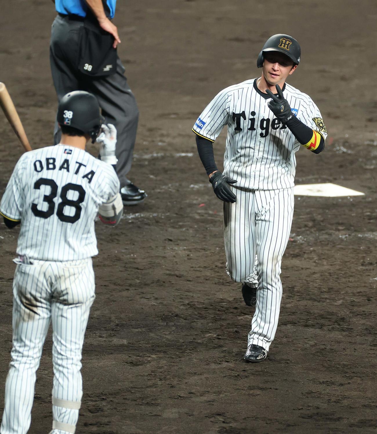 阪神対巨人　5回裏阪神2死満塁、熊谷の押し出し四球で生還する近本光司（撮影・上田博志）