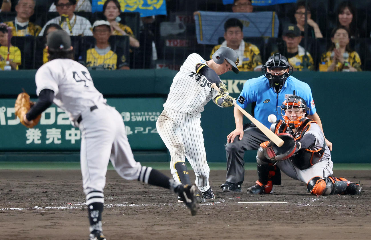 阪神対巨人　7回裏阪神2死満塁、近本は中飛を打ち上げる。投手田中瑛（撮影・加藤哉）