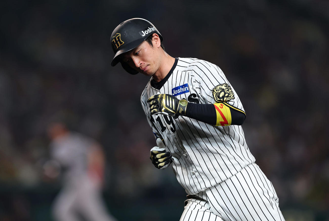 阪神対巨人　7回裏阪神2死満塁、中飛に倒れた近本（撮影・前田充）