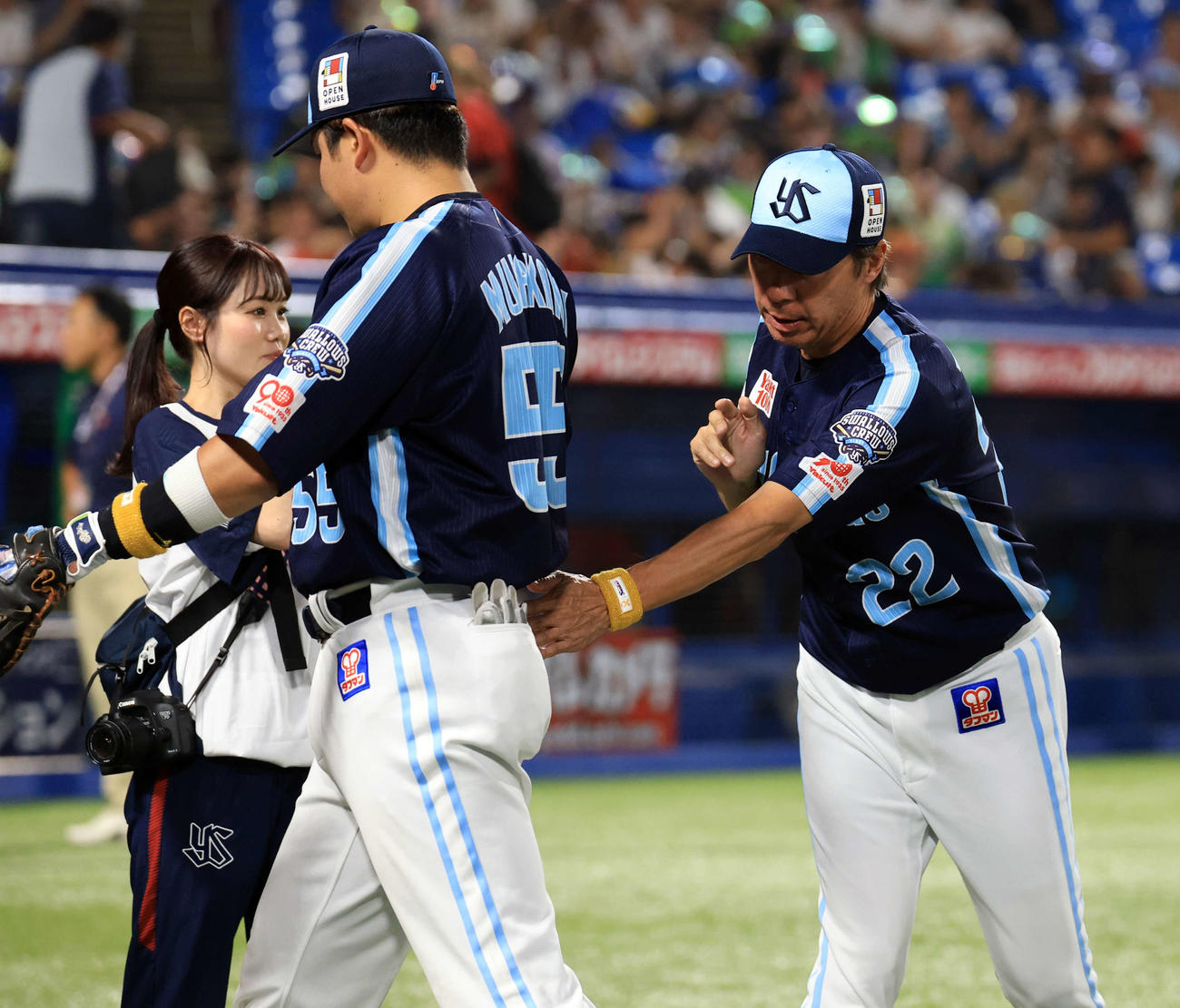 ヤクルト対広島　連敗脱出でハイタッチで喜び合うヤクルト高津監督（右）と村上（撮影・浅見桂子）