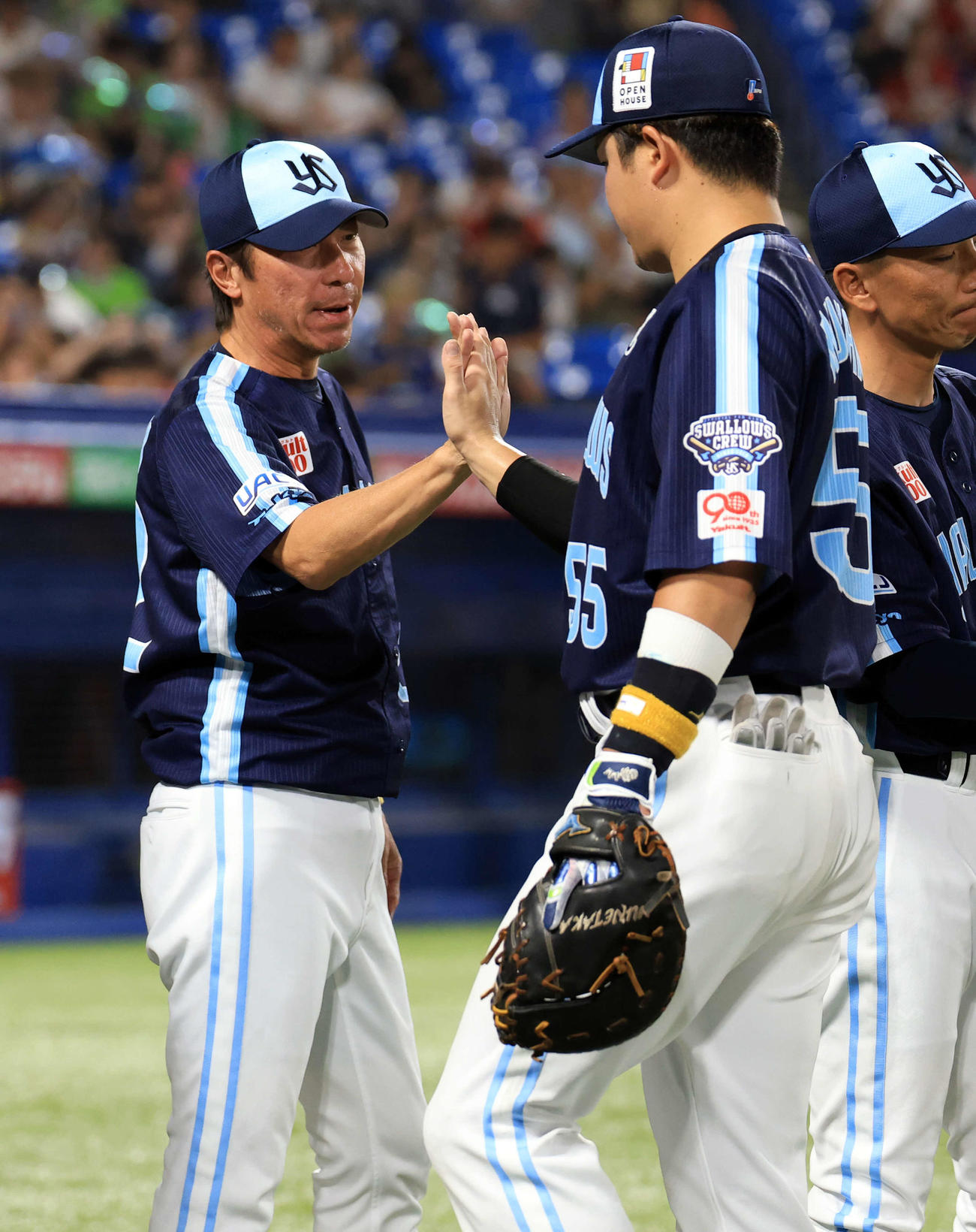 ヤクルト対広島　連敗脱出でハイタッチで喜び合うヤクルト高津監督（左）と村上（撮影・浅見桂子）