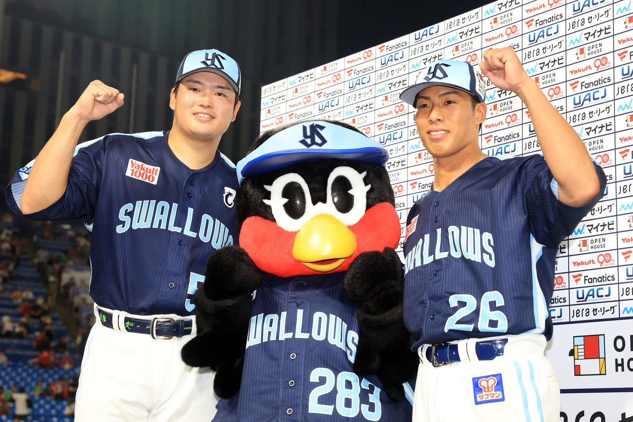ヤクルト対広島　ヒーローインタビューでつばみを囲み笑顔でガッツポーズするヤクルト村上（左）と山野（撮影・浅見桂子）
