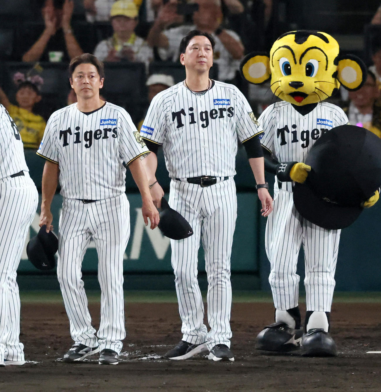 阪神対巨人　巨人に勝利しファンにあいさつする阪神藤川監督（撮影・加藤哉）