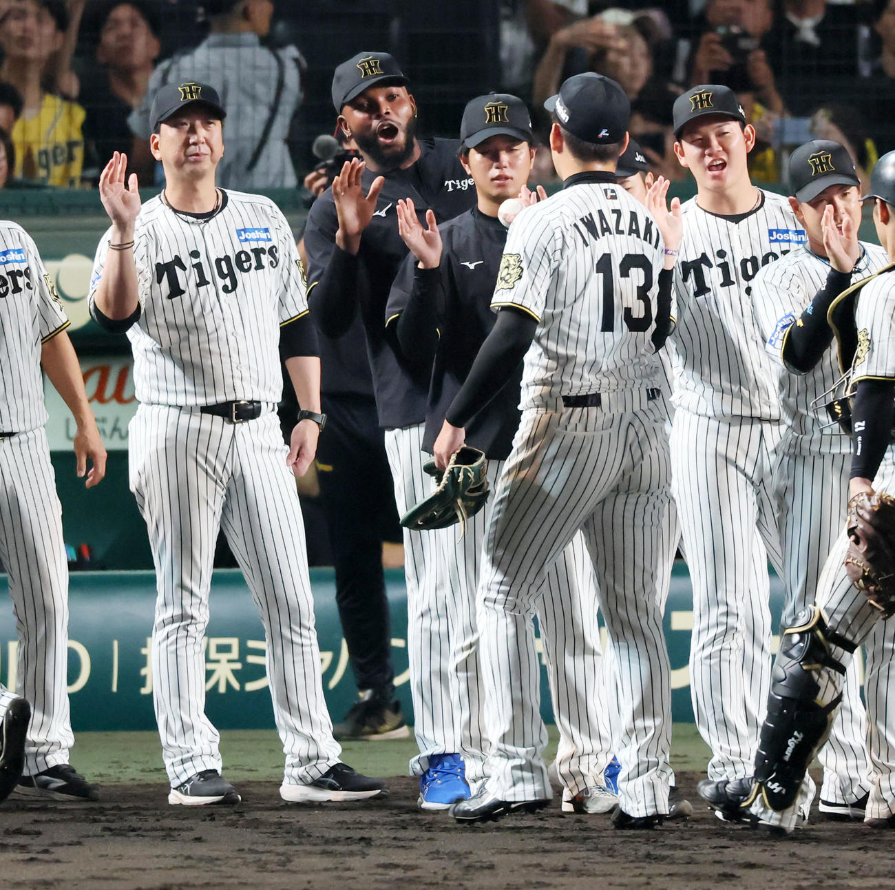 阪神対巨人　岩崎（右）からウイニングボールを手渡される高橋。左は藤川監督（撮影・加藤哉）