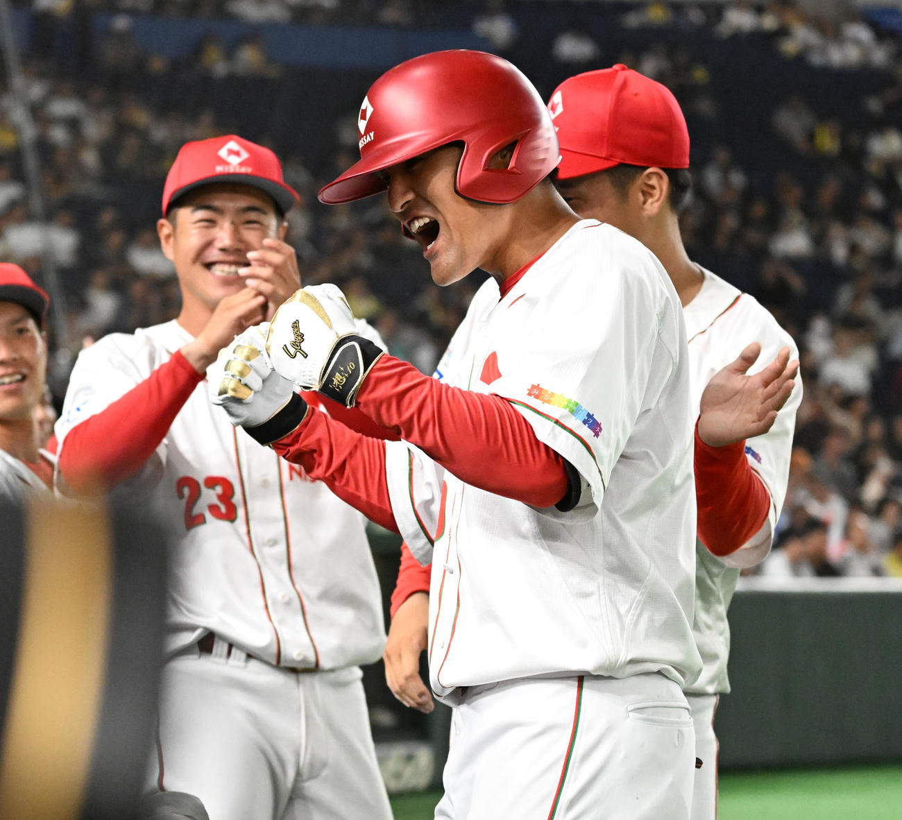 日本生命対西濃運輸　7回表日本生命1死、先制本塁打を放ちナインに迎えられ、ポーズをとる木倉（撮影・千葉一成）
