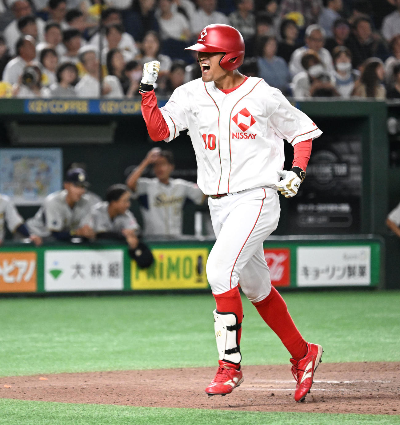 日本生命対西濃運輸　7回表日本生命1死、先制本塁打を放ちガッツポーズで本塁を踏む木倉（撮影・千葉一成）