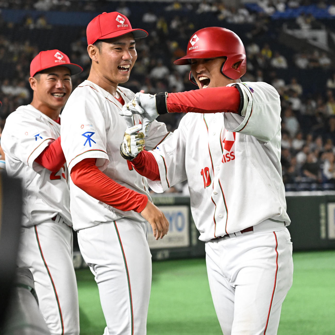 日本生命対西濃運輸　7回表日本生命1死、先制本塁打を放ち先発の谷脇（中央）らナインに迎えられる木倉（右）（撮影・千葉一成）