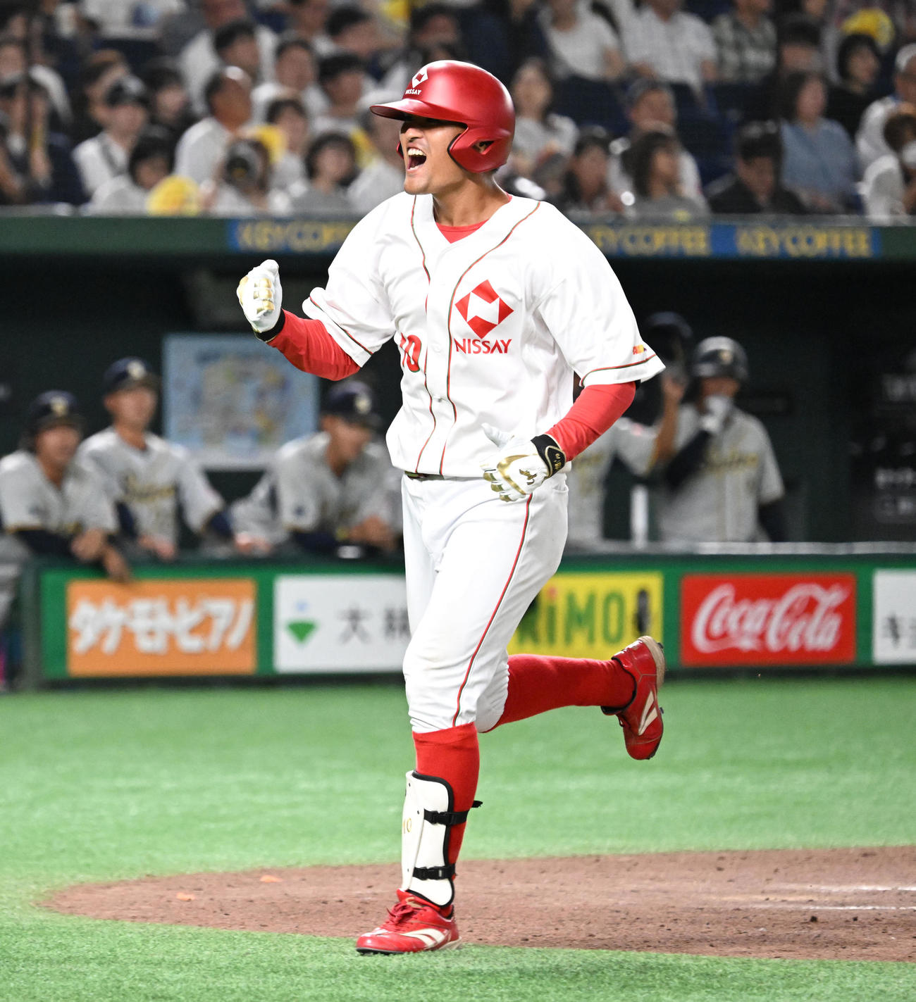 日本生命対西濃運輸　7回表日本生命1死、先制本塁打を放ちガッツポーズで本塁を踏む木倉（撮影・千葉一成）