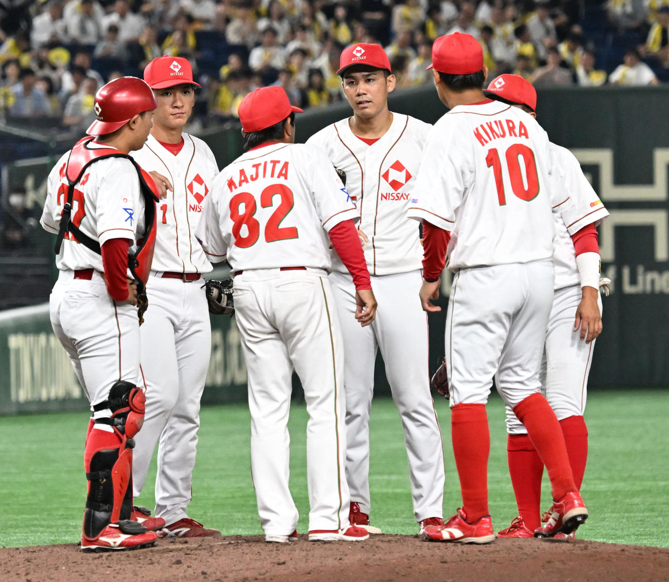日本生命対西濃運輸　3回裏西濃運輸1死三塁、ピンチを迎え、マウンドに駆けつけた梶田監督（82）の話を聞く谷脇（右から3人目）（撮影・千葉一成）