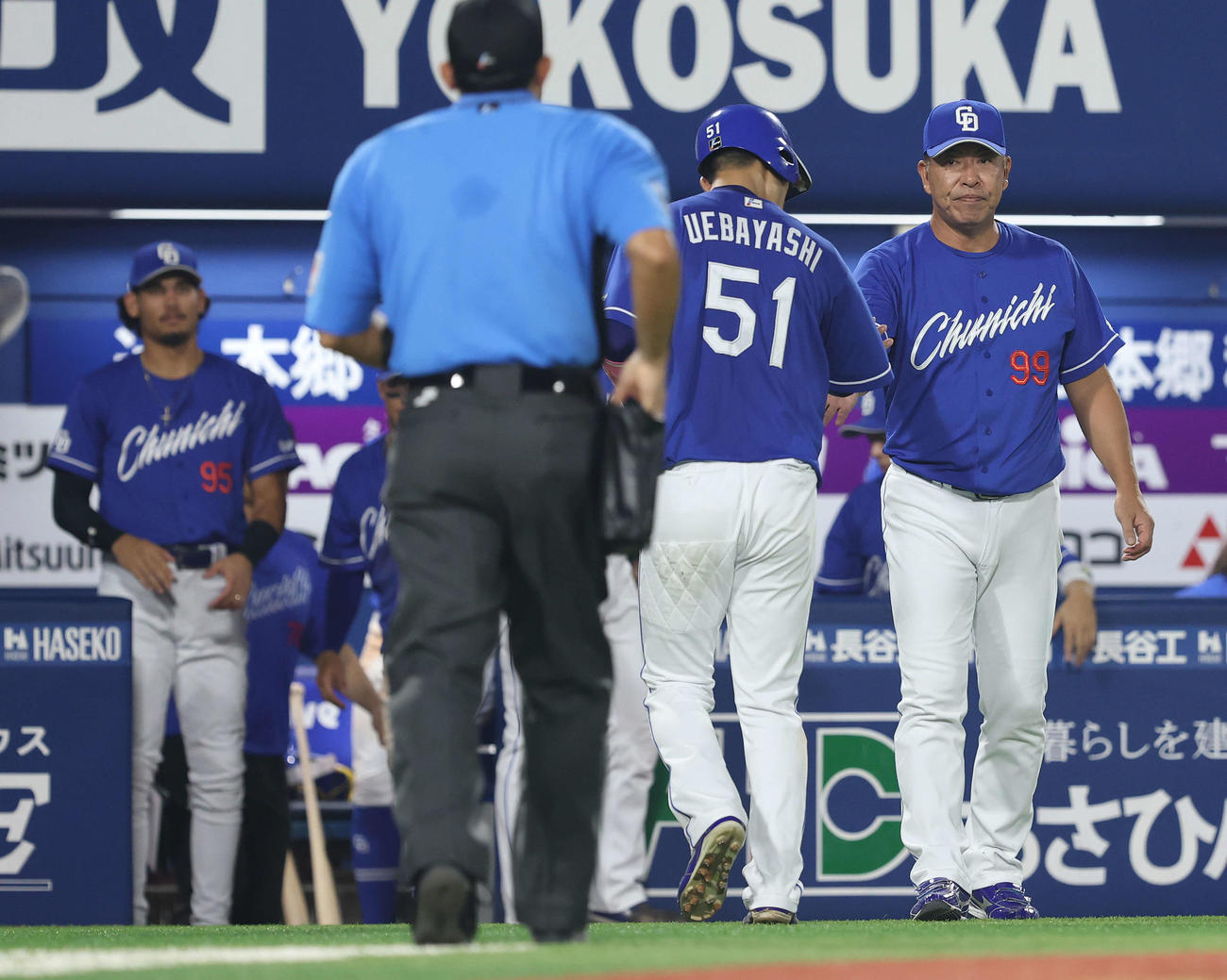 DeNA対中日　8回表を終え、上林（中央）とタッチを交わす井上監督（撮影・河田真司）