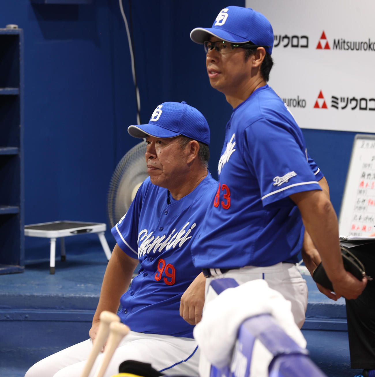 DeNA対中日　ベンチで戦況を見守る中日井上監督（左）（撮影・水谷安孝）