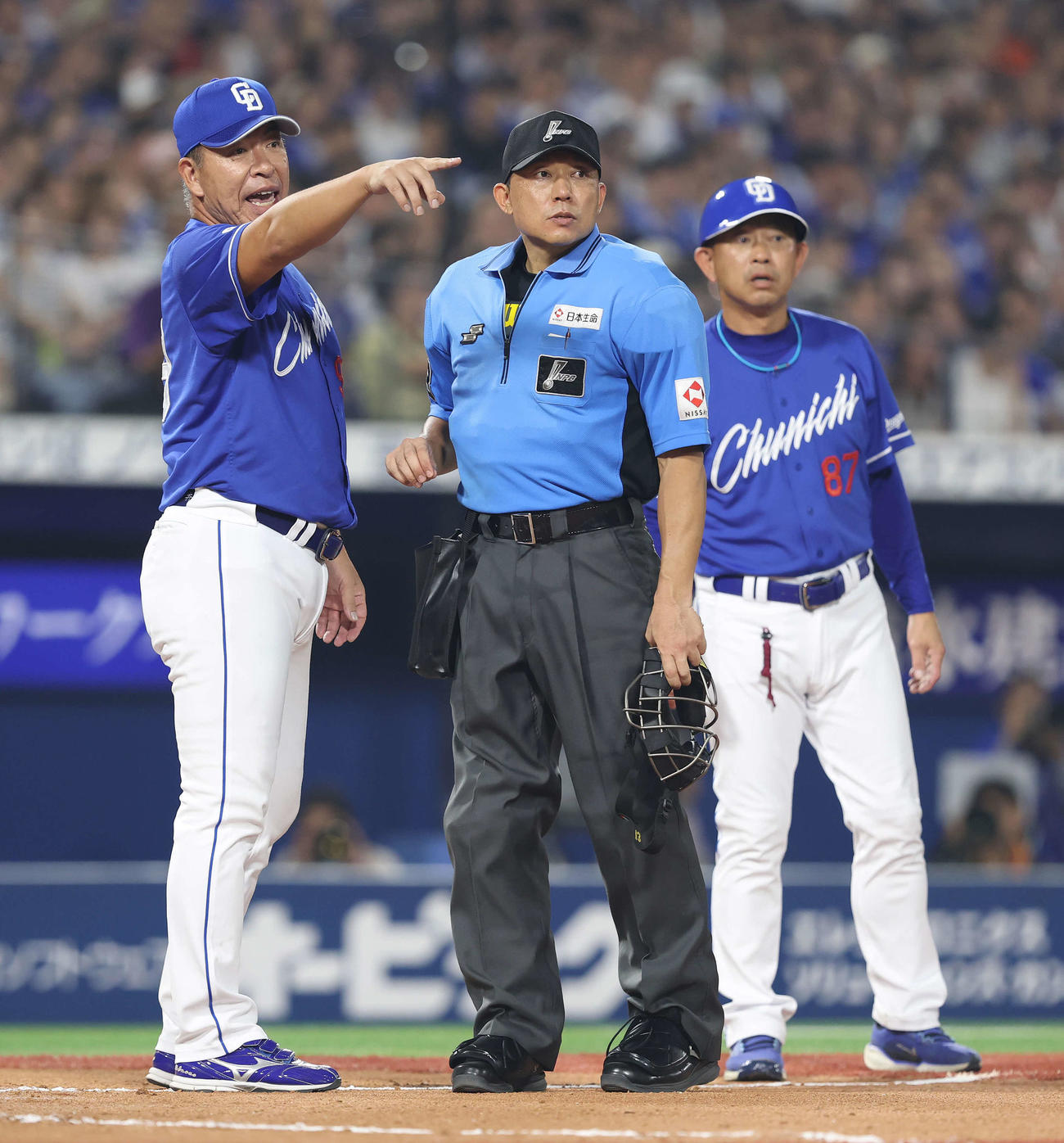 DeNA対中日　延長11回表中日無死一塁、細川が死球を受け、代走を告げる井上監督（左）（撮影・河田真司）