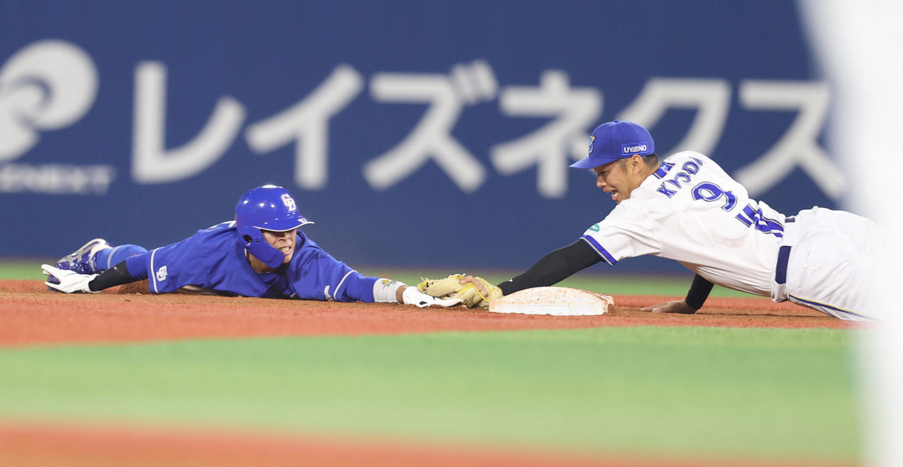 DeNA対中日　9回表中日1死一、二盗を狙った樋口（左）だったリクエストの結果アウトになる。遊撃手京田（撮影・水谷安孝）