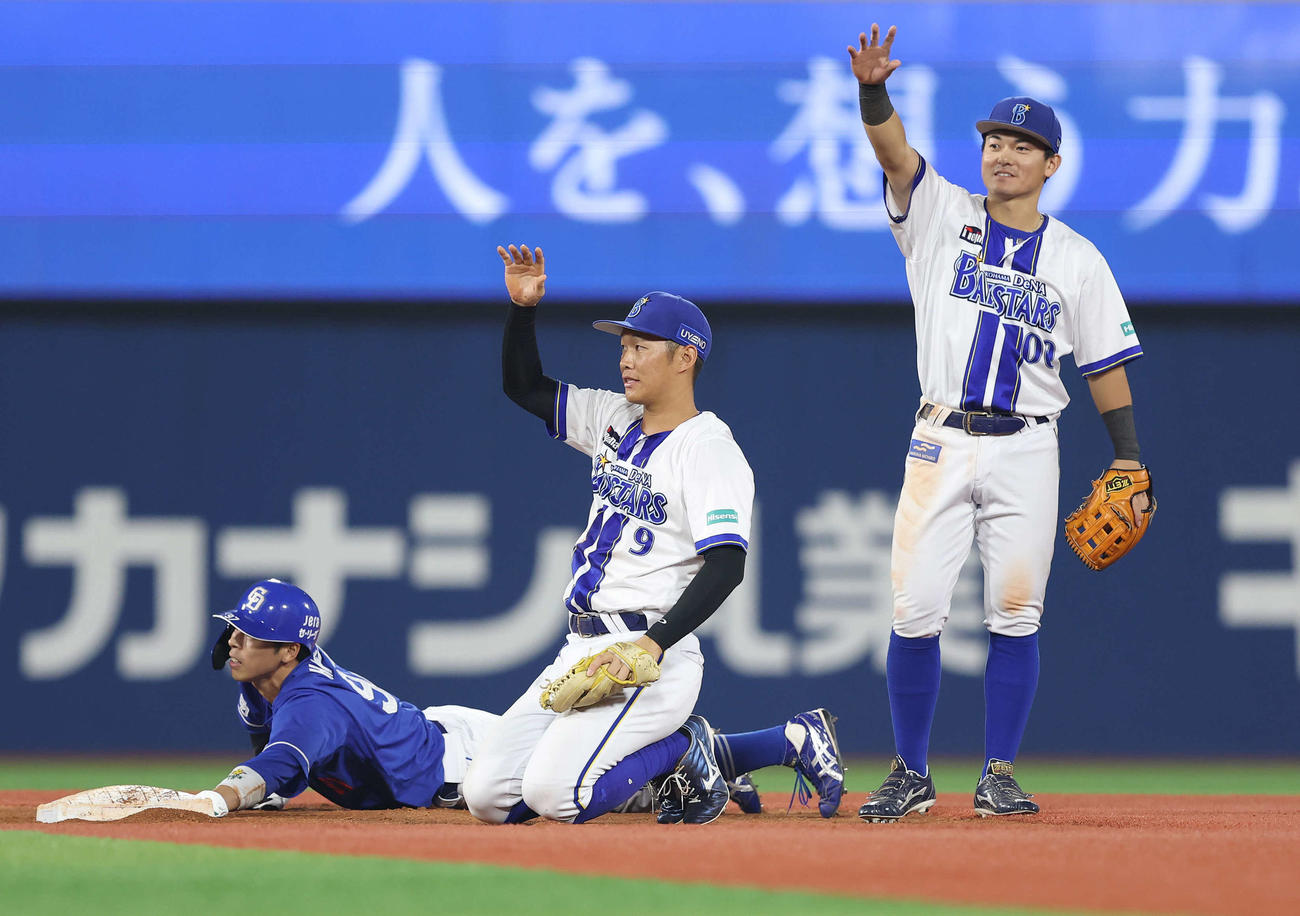 DeNA対中日　9回表中日1死一塁、二盗を試みるも憤死する代走樋口（撮影・河田真司）