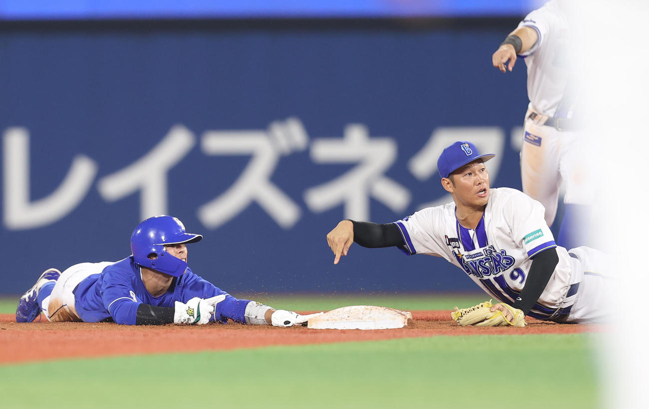 DeNA対中日　9回表中日1死一、二盗を狙った樋口（左）だったが遊撃手京田がアピールしリクエストの結果アウトになる（撮影・水谷安孝）