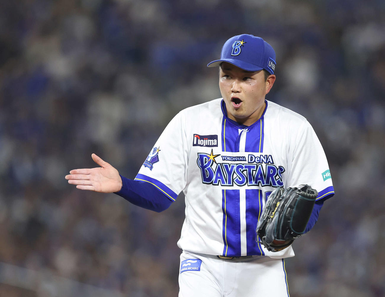 DeNA対中日　7回表を抑えグラブをたたく石田裕（撮影・河田真司）