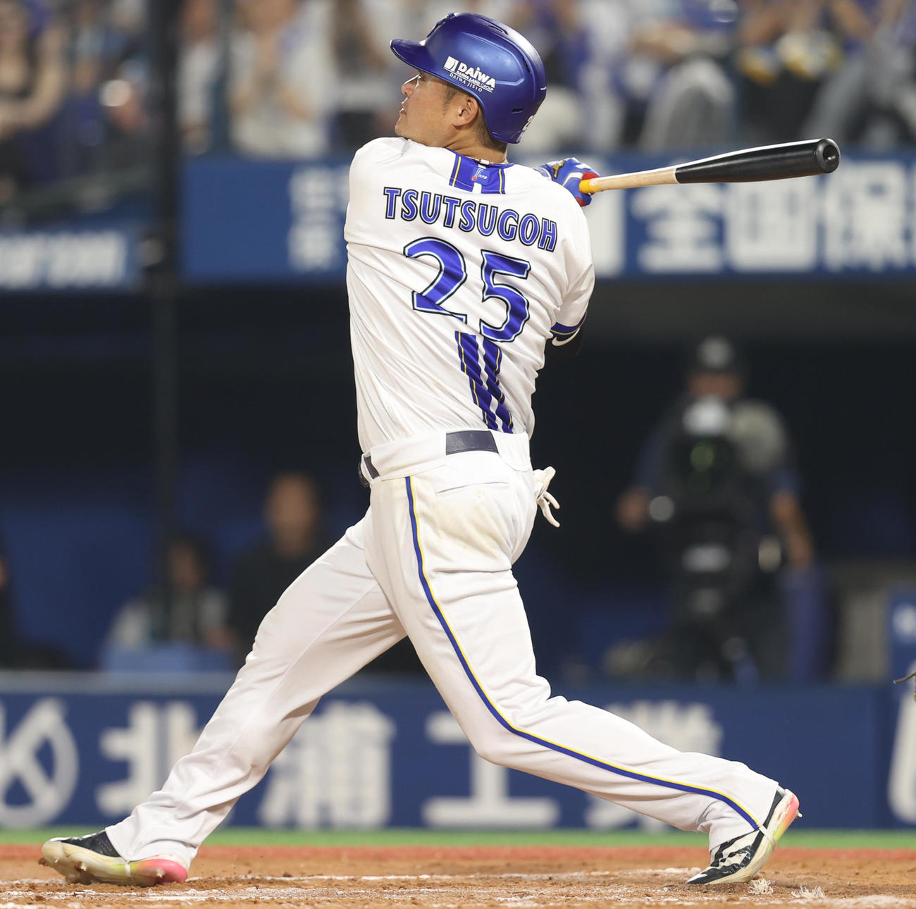 DeNA対中日　11回裏DeNA1死一塁、2点本塁打を放つ筒香（撮影・水谷安孝）