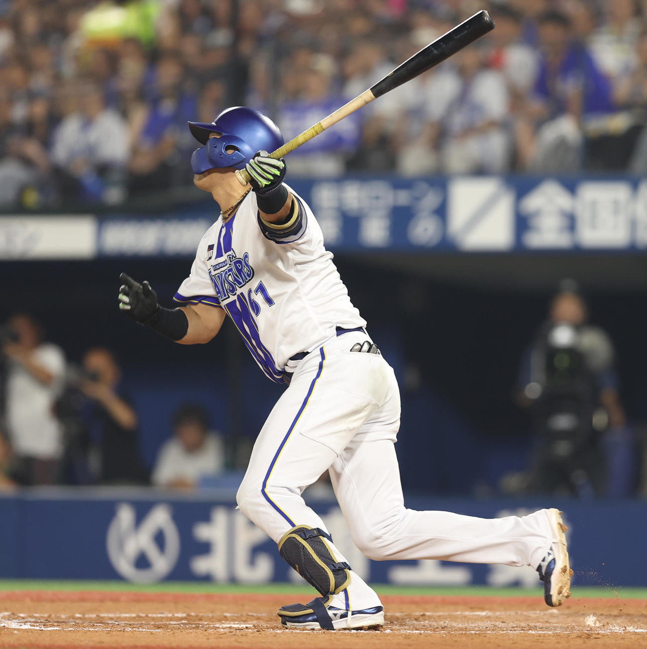 DeNA対中日　8回裏DeNA1死二塁、2点本塁打を放つ蝦名（撮影・水谷安孝）