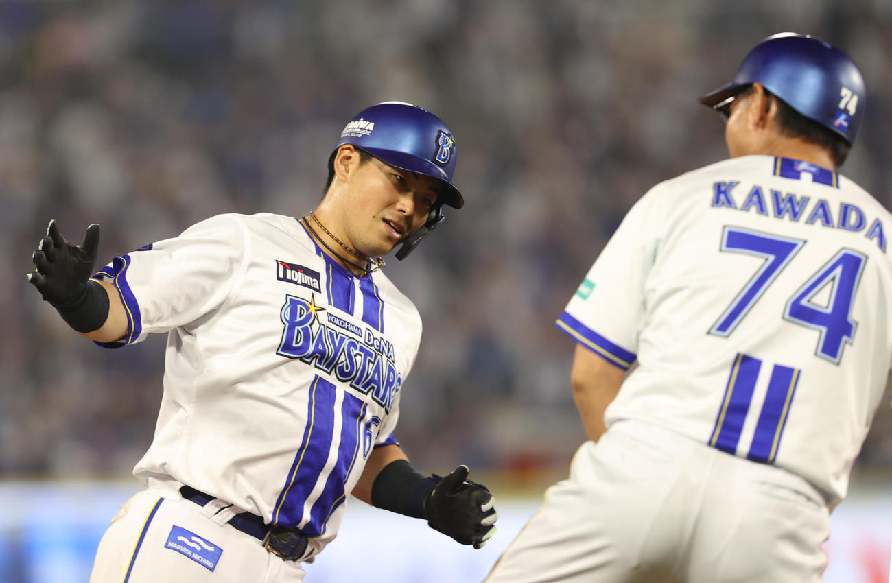 DeNA対中日　8回裏DeNA1死二塁、2点本塁打を放ち三塁を回る蝦名（撮影・水谷安孝）