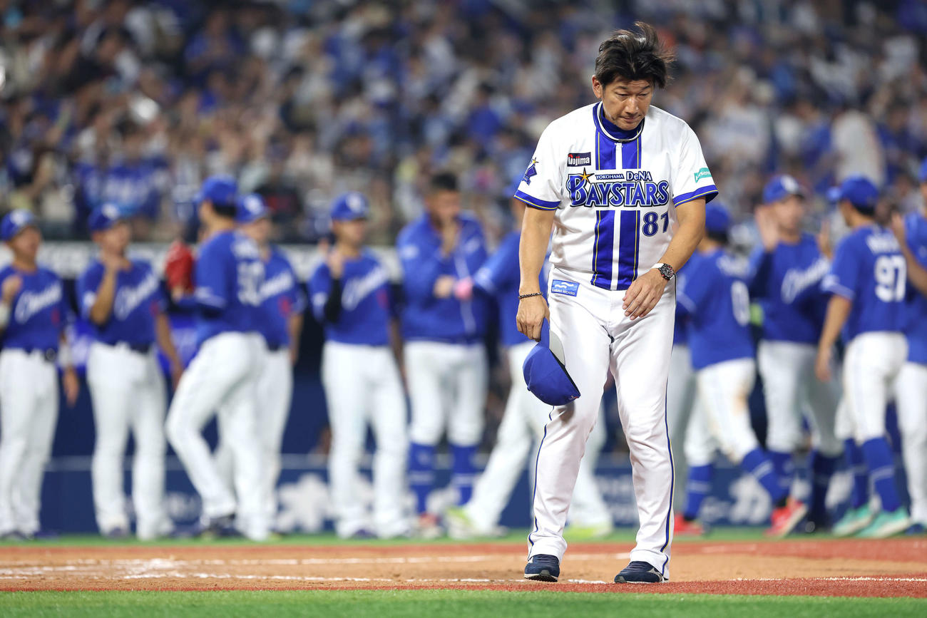 DeNA対中日　延長戦の末中日に敗れ、あいさつする三浦監督（撮影・河田真司）
