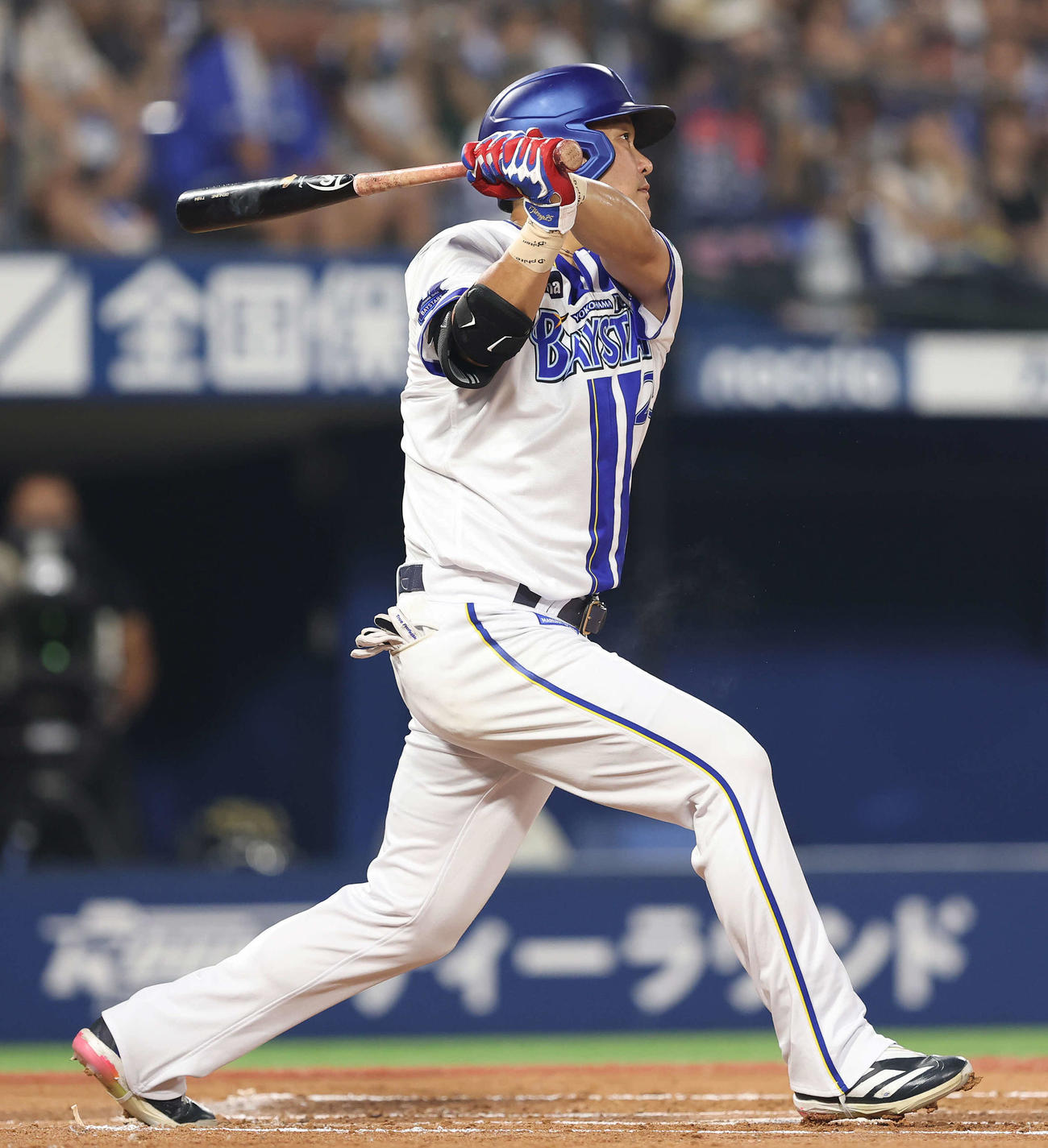 DeNA対中日　1回裏DeNA1死一塁、右中間に同点2点本塁打を放つ筒香（撮影・河田真司）