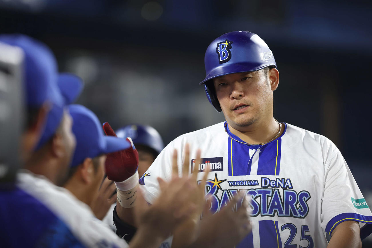 DeNA対中日　延長11回裏DeNA1死一塁、右中間2点本塁打で生還し、チームメートに迎えられる筒香（撮影・河田真司）