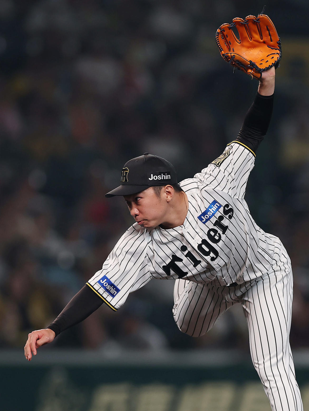 阪神対巨人　阪神4番手の石井（撮影・前田充）