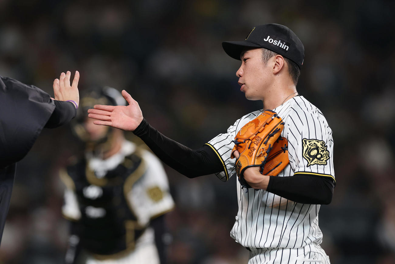 阪神対巨人　8回表の巨人打線を3者凡退に抑えた阪神石井（撮影・前田充）