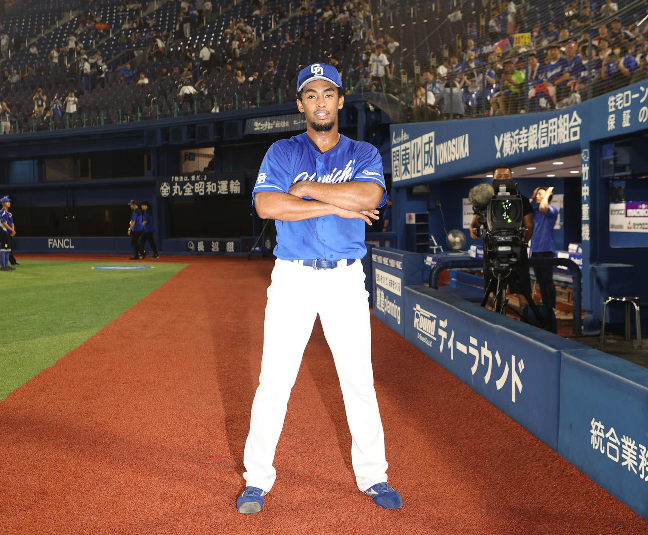 DeNA対中日　お立ち台でのインタビューを終え仁王立ちするブライト（撮影・水谷安孝）