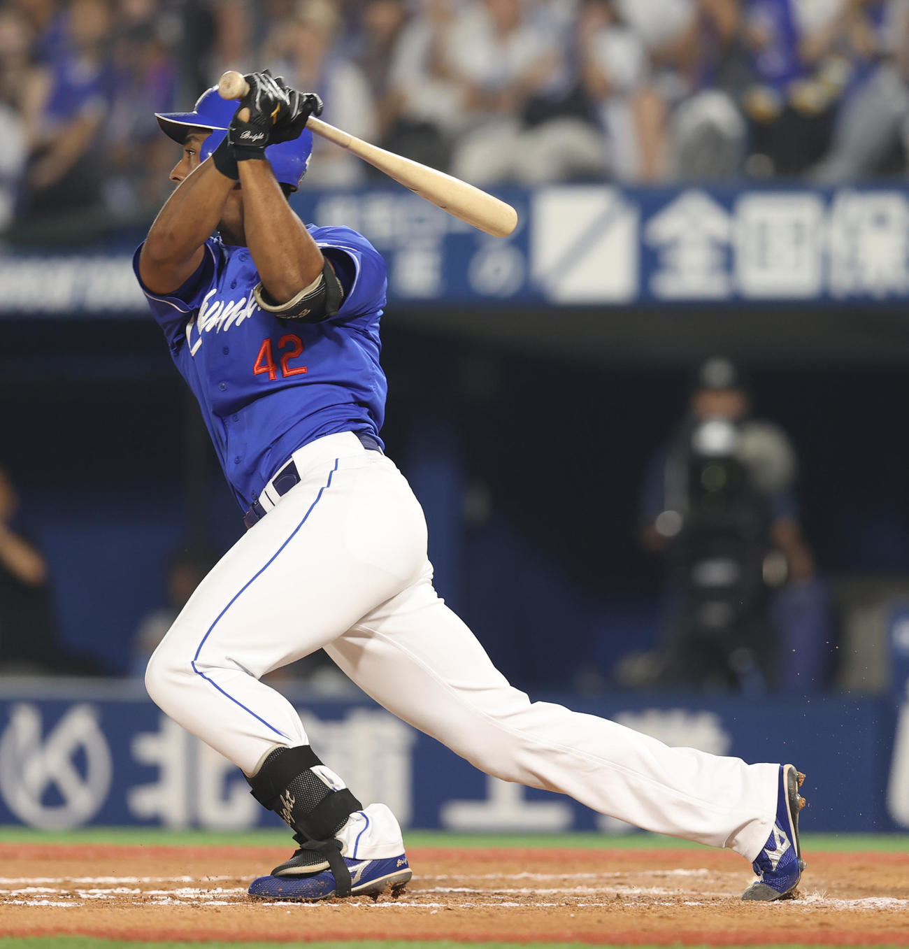 DeNA対中日　11回表中日1死満塁、適時3点二塁打を放つブライト（撮影・水谷安孝）
